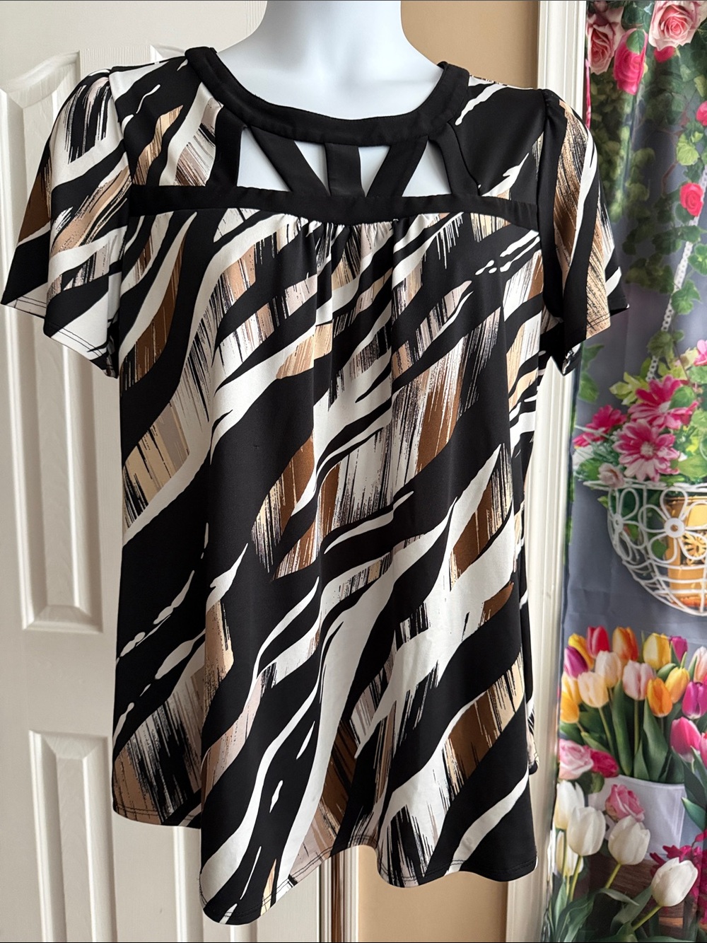Perseption Black White and Brown Abstract Pattern Short Sleeve Top